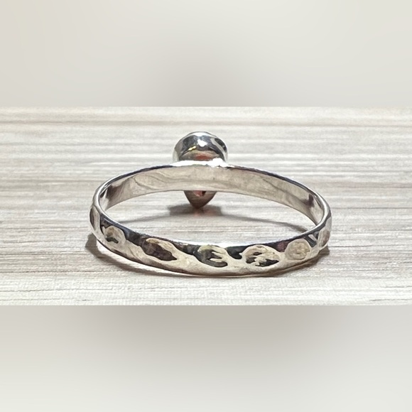 Vintage Hammered Texture Sterling Silver Teardrop Red Garnet Band Ring, Size 6.5 - Picture 4 of 9